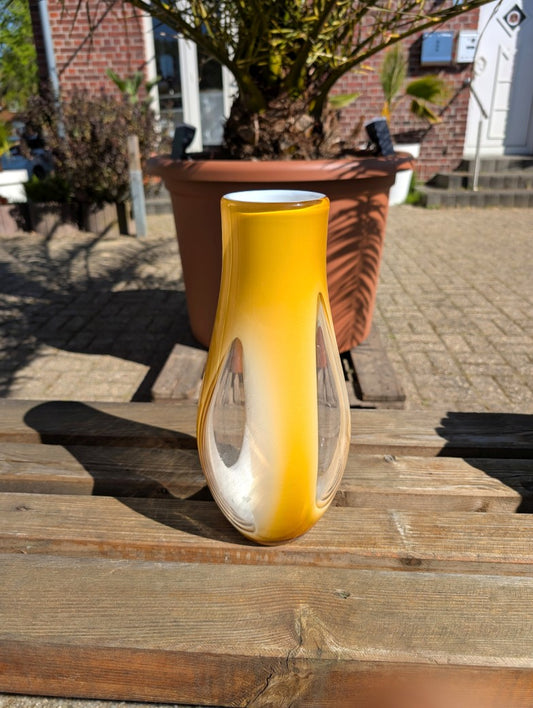 Entdecken Sie diese beeindruckende Retro-Vase aus massivem Glas – ein echtes Schwergewicht unter den Deko-Accessoires in Retro Vintage Look Ocker Gelb!