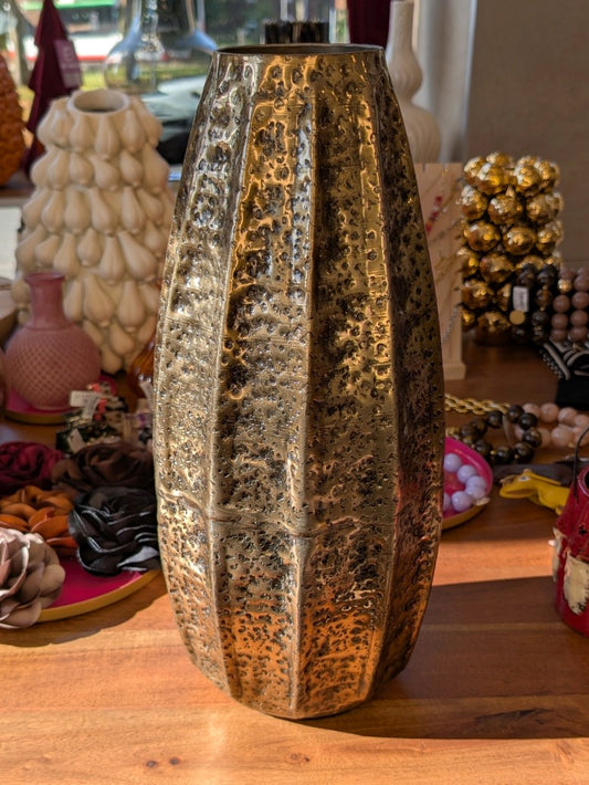 Die elegante Vase aus dunkelgold Metall besticht durch einzigartige gefaltete Optik und verleiht jedem Raum eine edle Note - markanter Akzent für Dekoration!