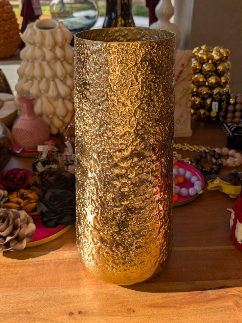 Setze mit der goldenen Metallvase von Light & Living einen edlen Akzent in Dein Zuhause. Ihr glänzendes Metallfinish bringt Wärme und Eleganz in jeden Raum!