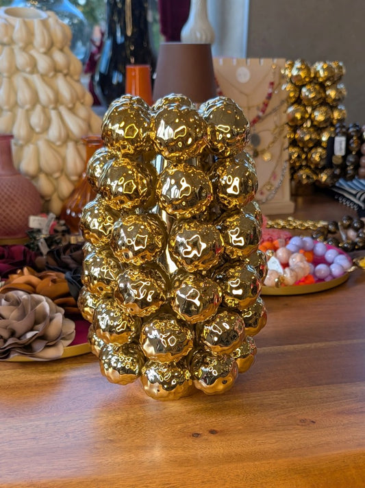 Die exquisite Vase kombiniert Metall und (innen) Keramik zu einem faszinierenden 3D-Kugel-Design in elegantem Gold - attraktives modernes Dekorationselement!