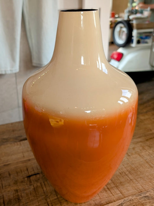 Die elegante Vase Größe L aus Metall besticht durch ihre Form und ihren sanften Orangeton mit Créme - verleiht jedem Raum eine warme einladende Atmosphäre!