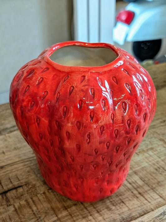Hol dir diese wunderschöne Vase aus Steingut von Countryfield mit einem aufregenden Erdbeer-Design in L-Größe (17,5cm Höhe)! Bringe Farbe in dein Zuhause!