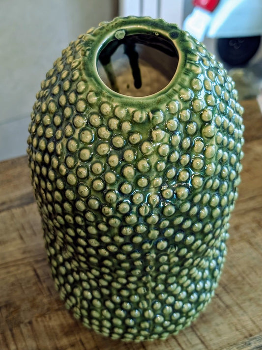 Asymmetrische grüne Steingutvase mit erbsenförmiger Struktur für natürliche Frische zu Hause. Ca. 23/27cm hoch Öffnung ca. 6x5cm - ideal für Lieblingsblumen!