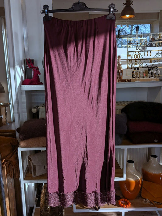 Verleihe deinem Outfit einen Hauch von Eleganz mit diesem langen Satin Rock aus Viskose in Burgund Rot mit brauner Spitze. Perfekt für das gewisse Etwas!