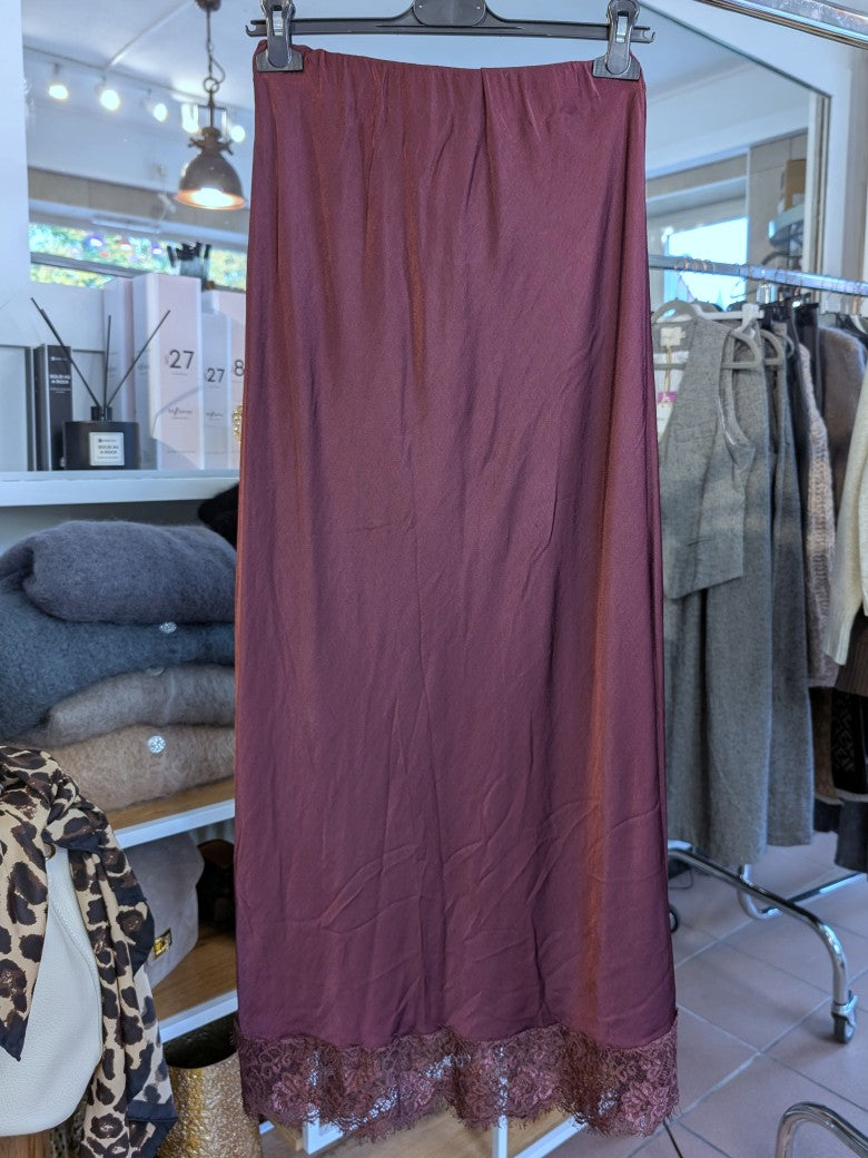 Verleihe deinem Outfit einen Hauch von Eleganz mit diesem langen Satin Rock aus Viskose in Burgund Rot mit brauner Spitze. Perfekt für das gewisse Etwas!