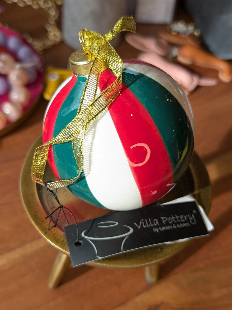 Entdecke die wunderschöne Weihnachtskugel aus hochwertigem Steingut von Villa Pottery mit klassischem Streifenmuster in Weiß, Grün und Rot mit Gold!