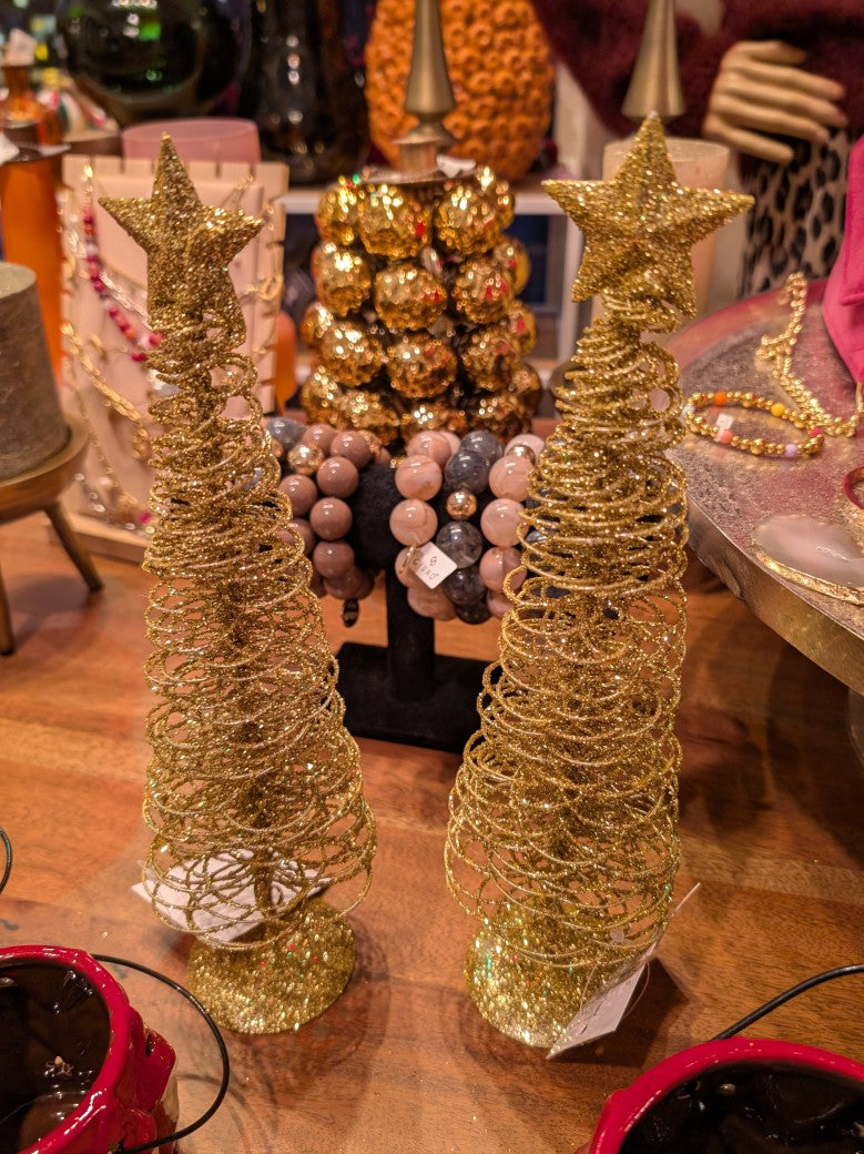 Der elegante Weihnachtsbaum aus Gold glitzerndem Drahtgeflecht bringt festliche Magie in jeden Raum - funkelnde Details erschaffen warme einladende Atmosphäre!