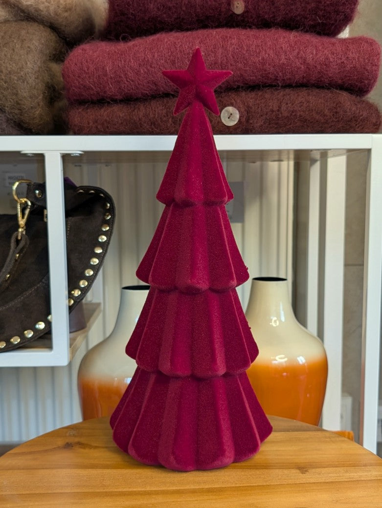 Dieser fein geflockte Weihnachtsbaum in edlem Bordeaux-Rot setzt festliche Akzente in Ihrem Zuhause und verbreitet Wärme und Weihnachtsstimmung!