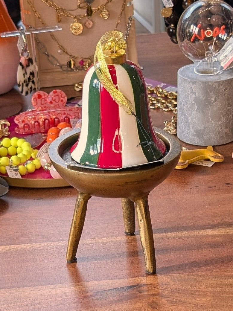 Entdecke die wunderschöne Weihnachtskugel Glocke aus hochwertigem Steingut von Villa Pottery mit klassischem Streifenmuster in Weiß, Grün und Rot mit Gold!