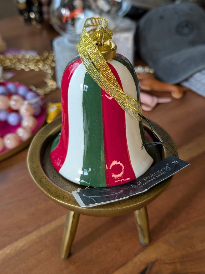 Entdecke die wunderschöne Weihnachtskugel Glocke aus hochwertigem Steingut von Villa Pottery mit klassischem Streifenmuster in Weiß, Grün und Rot mit Gold!