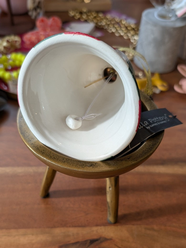 Entdecke die wunderschöne Weihnachtskugel Glocke aus hochwertigem Steingut von Villa Pottery mit klassischem Streifenmuster in Weiß, Grün und Rot mit Gold!