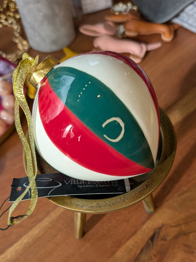 Entdecke die wunderschöne Weihnachtskugel aus hochwertigem Steingut von Villa Pottery mit klassischem Streifenmuster in Weiß, Grün und Rot mit Gold!