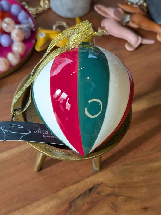 Entdecke die wunderschöne Weihnachtskugel aus hochwertigem Steingut von Villa Pottery mit klassischem Streifenmuster in Weiß, Grün und Rot mit Gold!