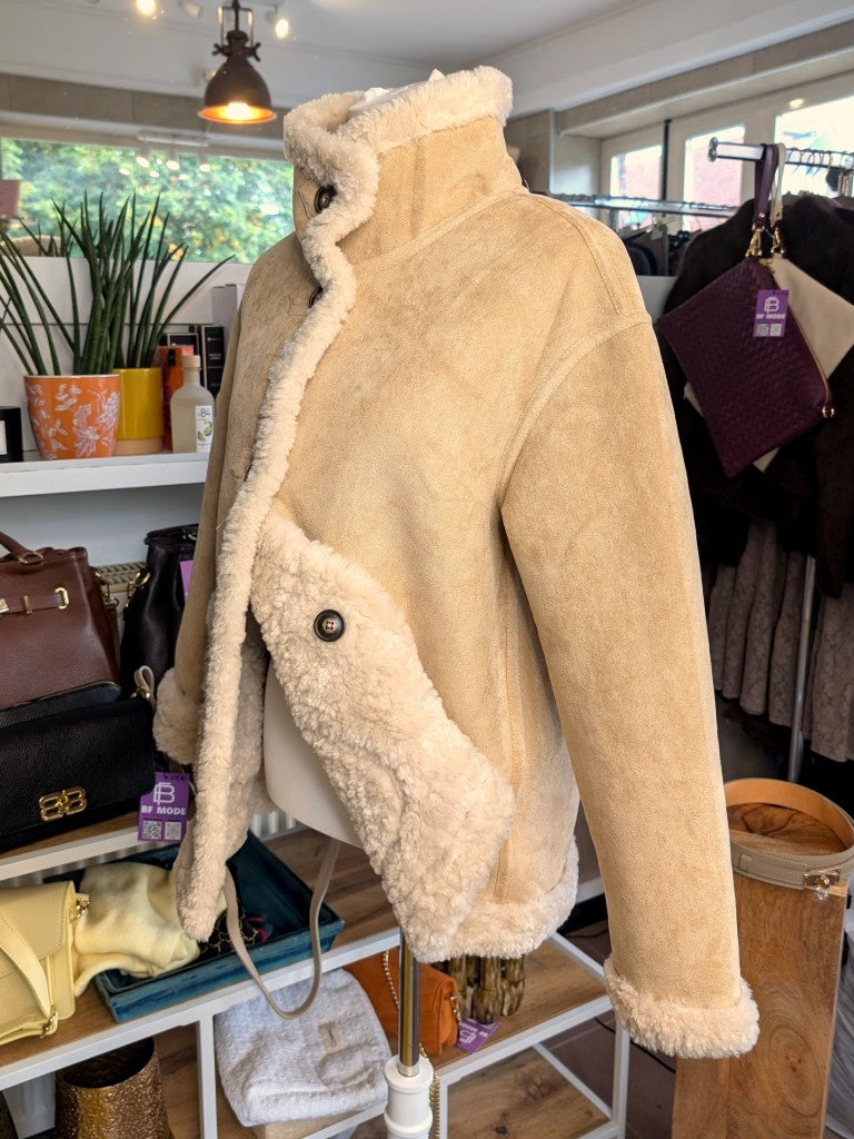 Die elegante kurze Wendejacke von Giovanni Paris verbindet mega weiche flauschige Stoffe mit zeitlosem Design in Beige und Wollweiß. Mit markantem hohen Kragen.