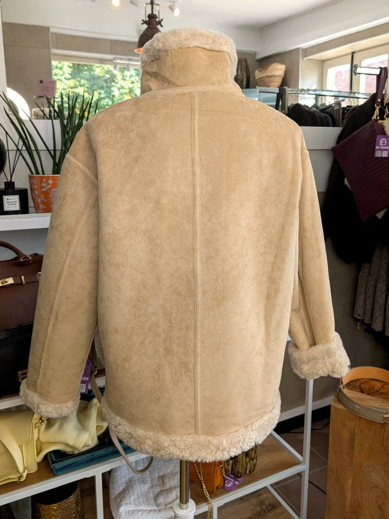 Die elegante kurze Wendejacke von Giovanni Paris verbindet mega weiche flauschige Stoffe mit zeitlosem Design in Beige und Wollweiß. Mit markantem hohen Kragen.