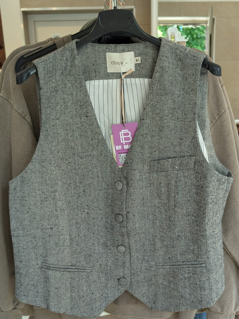 Entdecke die Weste im Tweed-Look mit weichen angenehmen Materialien von GIOYA, die elegant in Hellgrau überzeugt. Perfekter Look mit unserer Hoste!