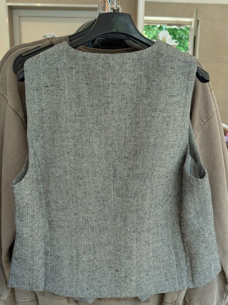 Entdecke die Weste im Tweed-Look mit weichen angenehmen Materialien von GIOYA, die elegant in Hellgrau überzeugt. Perfekter Look mit unserer Hoste!