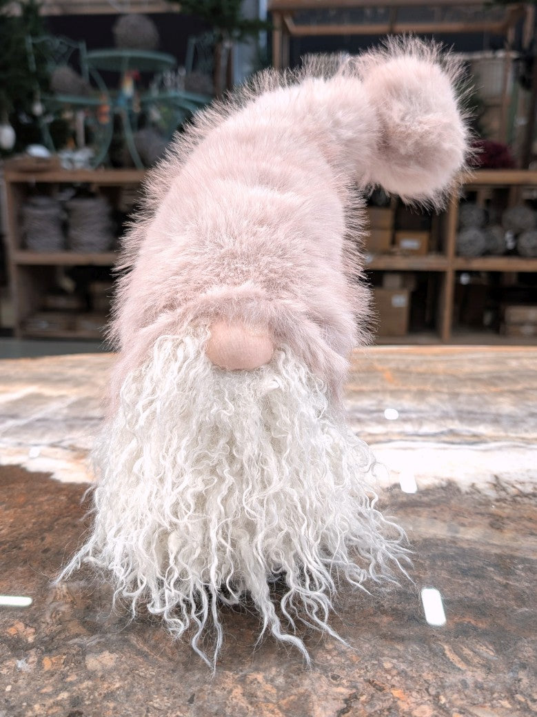 Der charmante flauschige Wichtel bringt festliche Wärme in jedes Zuhause. Perfekt als Tischdekoration, Regalschmuck oder Geschenk für Herbst Winter Weihnachten.