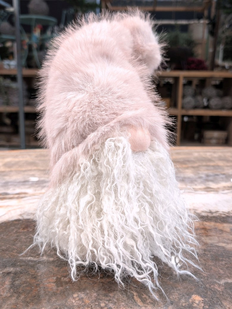 Der charmante flauschige Wichtel bringt festliche Wärme in jedes Zuhause. Perfekt als Tischdekoration, Regalschmuck oder Geschenk für Herbst Winter Weihnachten.
