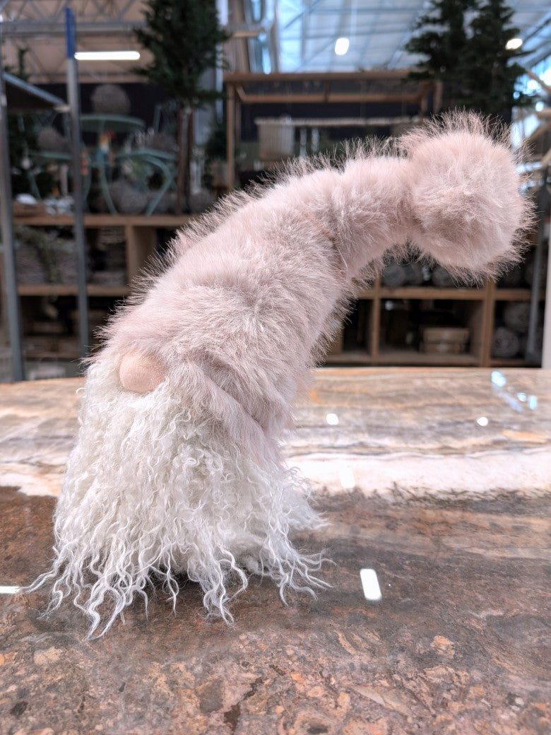 Der charmante flauschige Wichtel bringt festliche Wärme in jedes Zuhause. Perfekt als Tischdekoration, Regalschmuck oder Geschenk für Herbst Winter Weihnachten.