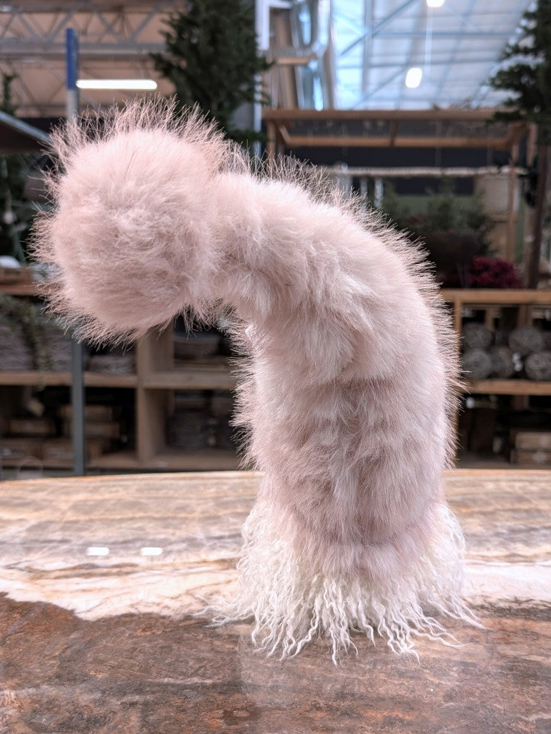 Der charmante flauschige Wichtel bringt festliche Wärme in jedes Zuhause. Perfekt als Tischdekoration, Regalschmuck oder Geschenk für Herbst Winter Weihnachten.