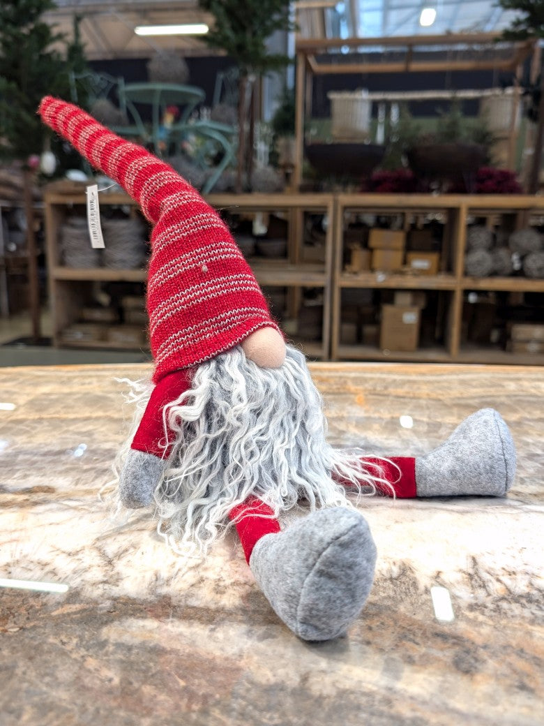 Der charmante flauschige Wichtel bringt festliche Wärme in jedes Zuhause. Perfekt als Tischdekoration, Regalschmuck oder Geschenk für Herbst Winter Weihnachten.