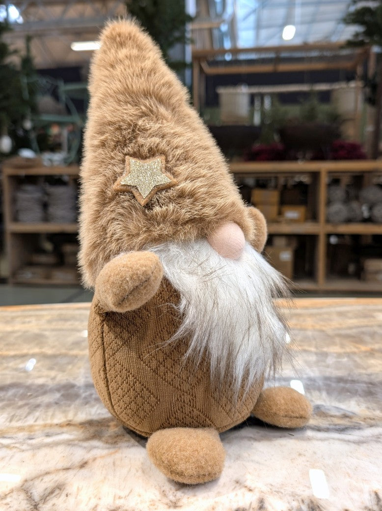Der charmante flauschige Wichtel bringt festliche Wärme in jedes Zuhause. Perfekt als Tischdekoration, Regalschmuck oder Geschenk für Herbst Winter Weihnachten.
