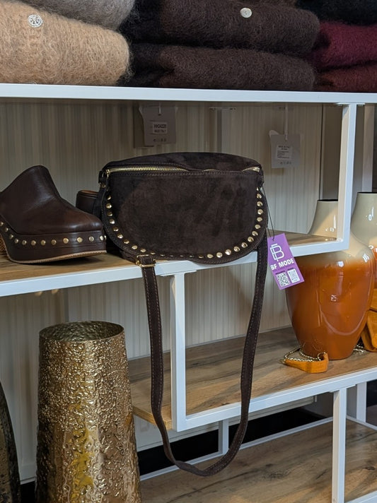 Die hochwertige Bauchtasche aus Wildleder besticht durch ihr elegantes Coffee Braun und goldene Nieten, die einen modischen Akzent setzen! 26x18,5x7cm BxHxT