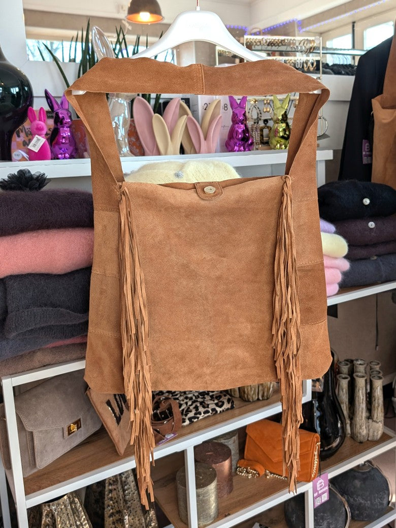 Elegante Hobo Bag aus hochwertigem Wildleder in elegantem Cognac mit breitem Schulterriemen und goldenem Druckknopf - zeitloses Design, vielseitiger Begleiter!