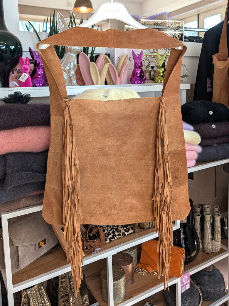 Elegante Hobo Bag aus hochwertigem Wildleder in elegantem Cognac mit breitem Schulterriemen und goldenem Druckknopf - zeitloses Design, vielseitiger Begleiter!