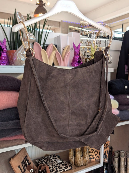 Die elegante Hobo Bag aus hochwertigem Wildleder in warmem Coffee Braun mit herausnehmbarer Innentasche besticht durch goldenen Ösen und italienisches Handwerk.