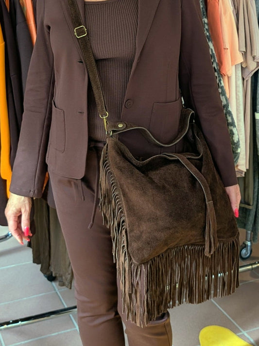 Die Wildledertasche in Coffee Braun überzeugt mit großzügigem Format, Schulterriemen, RV und stilvollen Fransen, die jedem Outfit eine trendige Note verleihen!