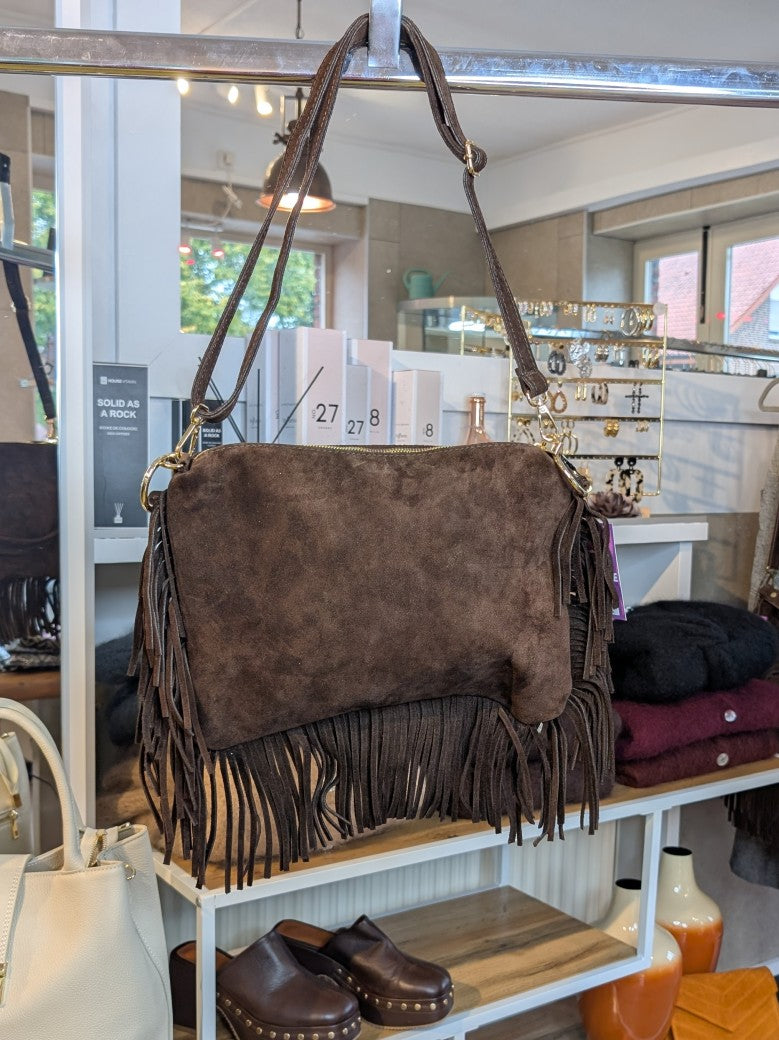 Die Wildledertasche in warmem Coffee Braun überzeugt mit großen Goldösen, Schulterriemen, RV und stilvollen Fransen - verleiht jedem Outfit eine trendige Note!