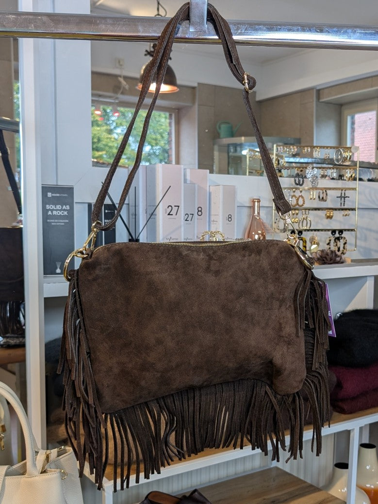 Die Wildledertasche in warmem Coffee Braun überzeugt mit großen Goldösen, Schulterriemen, RV und stilvollen Fransen - verleiht jedem Outfit eine trendige Note!