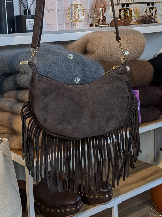Die Wildledertasche in warmem Coffee Braun überzeugt mit Halbmond-Form, Schulterriemen, RV und stilvollen Fransen - verleiht jedem Outfit eine trendige Note!