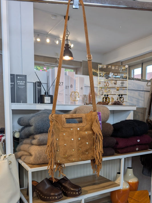 Die Wildledertasche in warmem Cognac überzeugt mit praktischem Format, Schulterriemen, RV, stilvollen Fransen und Goldnieten - trendige Note für jedes Outfit!