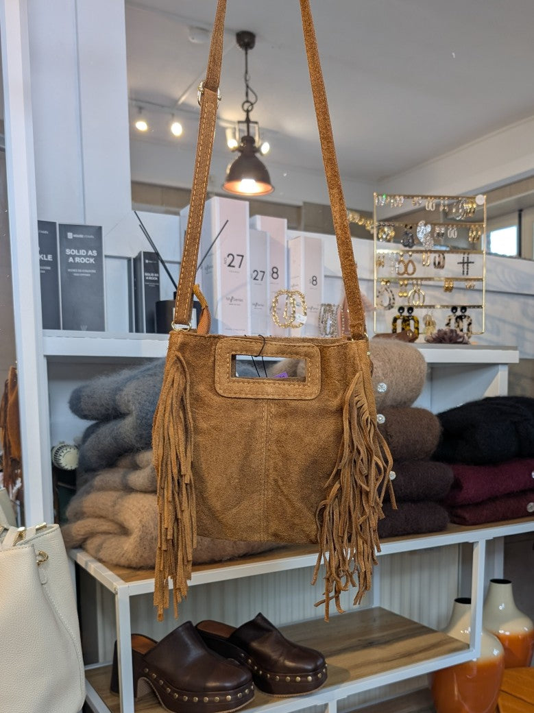 Die Wildledertasche in warmem Cognac überzeugt mit praktischem Format, Schulterriemen, RV, stilvollen Fransen und Goldnieten - trendige Note für jedes Outfit!
