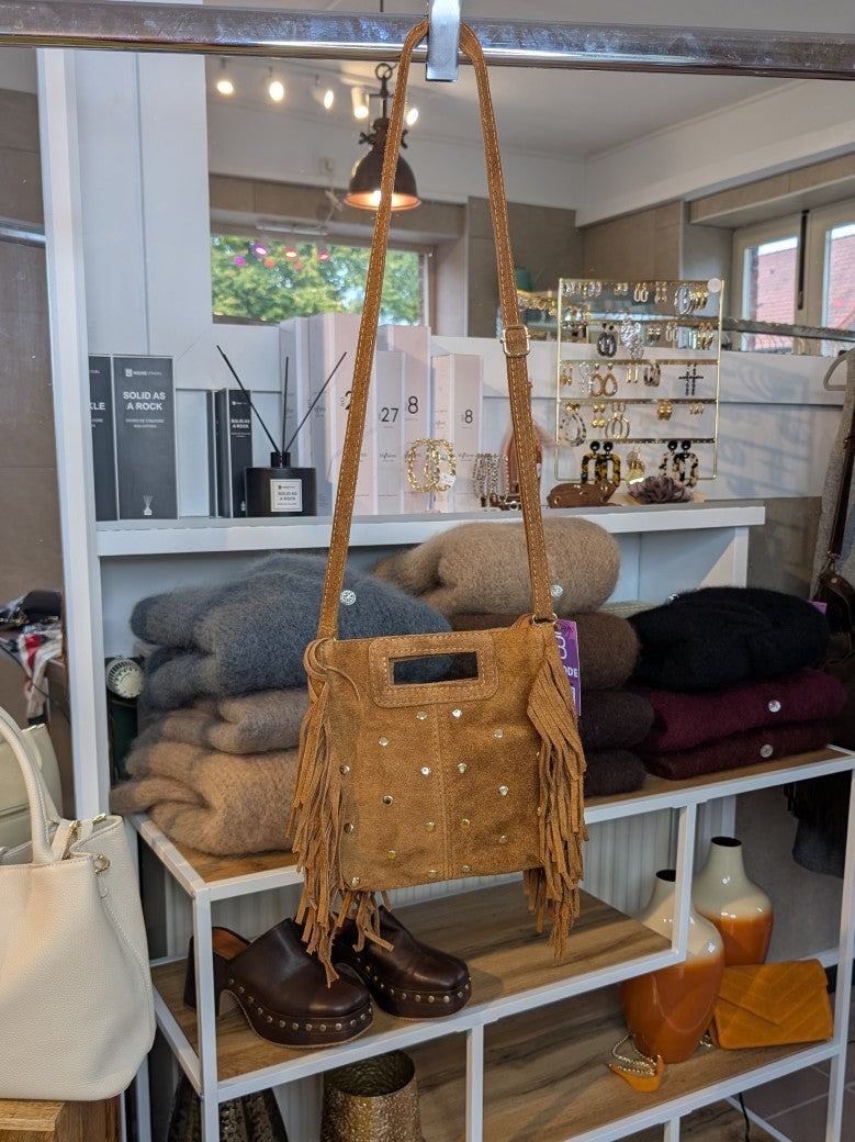 Die Wildledertasche in warmem Cognac überzeugt mit praktischem Format, Schulterriemen, RV, stilvollen Fransen und Goldnieten - trendige Note für jedes Outfit!