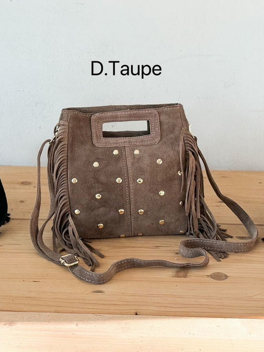 Die Wildledertasche in warmem Taupe überzeugt mit praktischem Format, Schulterriemen, RV, stilvollen Fransen und Goldnieten - trendige Note für jedes Outfit!