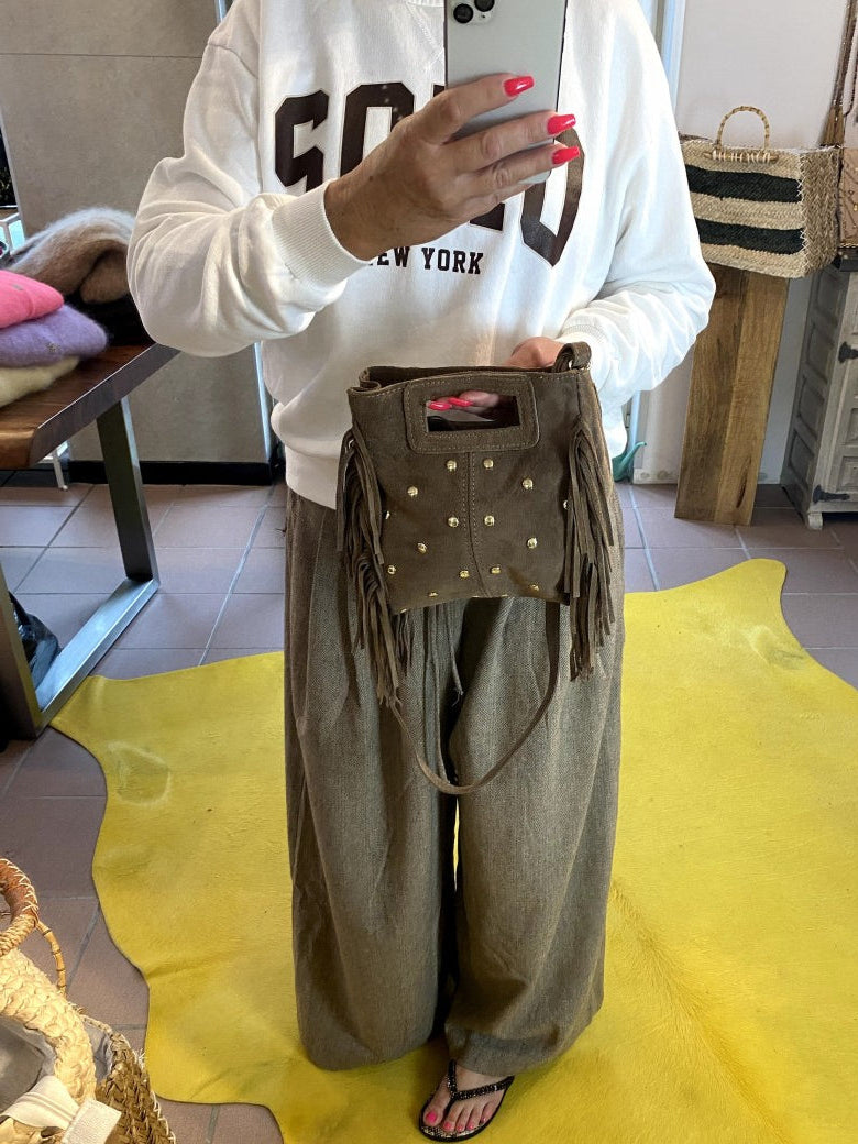 Die Wildledertasche in warmem Taupe überzeugt mit praktischem Format, Schulterriemen, RV, stilvollen Fransen und Goldnieten - trendige Note für jedes Outfit!