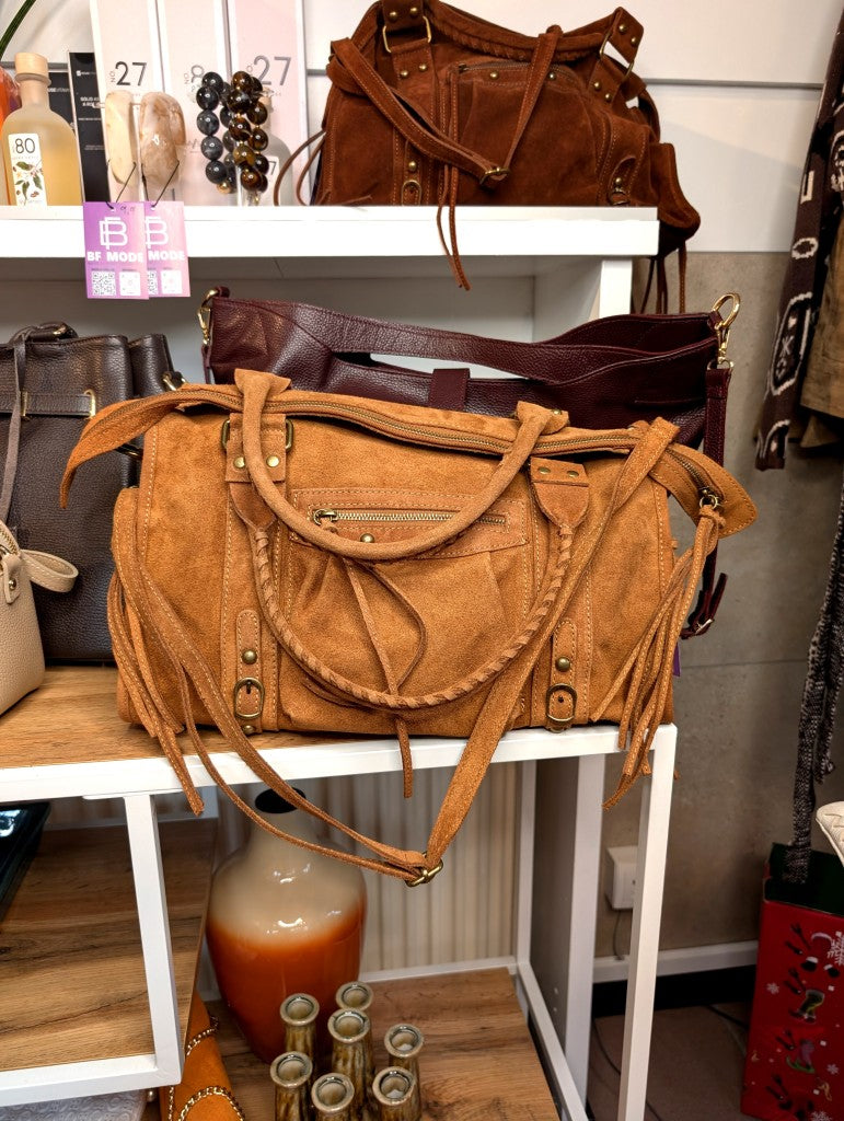 Elegante geräumige Wildledertasche im angesagten Balenciaga City Bag Stil - hochwertige Verarbeitung mit charakteristischen Fransen und Beschlägen in Antik Gold.