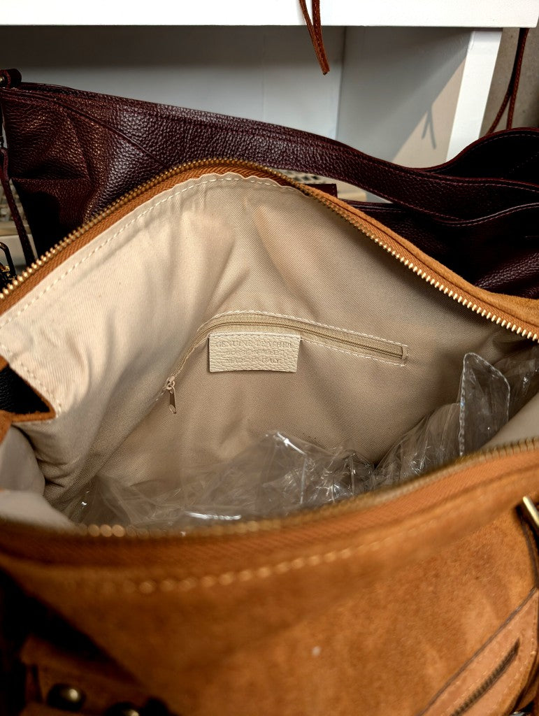 Elegante geräumige Wildledertasche im angesagten Balenciaga City Bag Stil - hochwertige Verarbeitung mit charakteristischen Fransen und Beschlägen in Antik Gold.