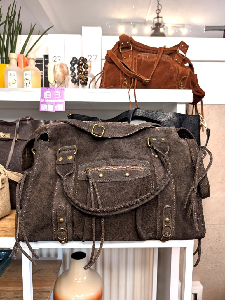 Elegante geräumige Wildledertasche im angesagten Balenciaga City Bag Stil - hochwertige Verarbeitung mit charakteristischen Fransen und Beschlägen in Antik Gold.