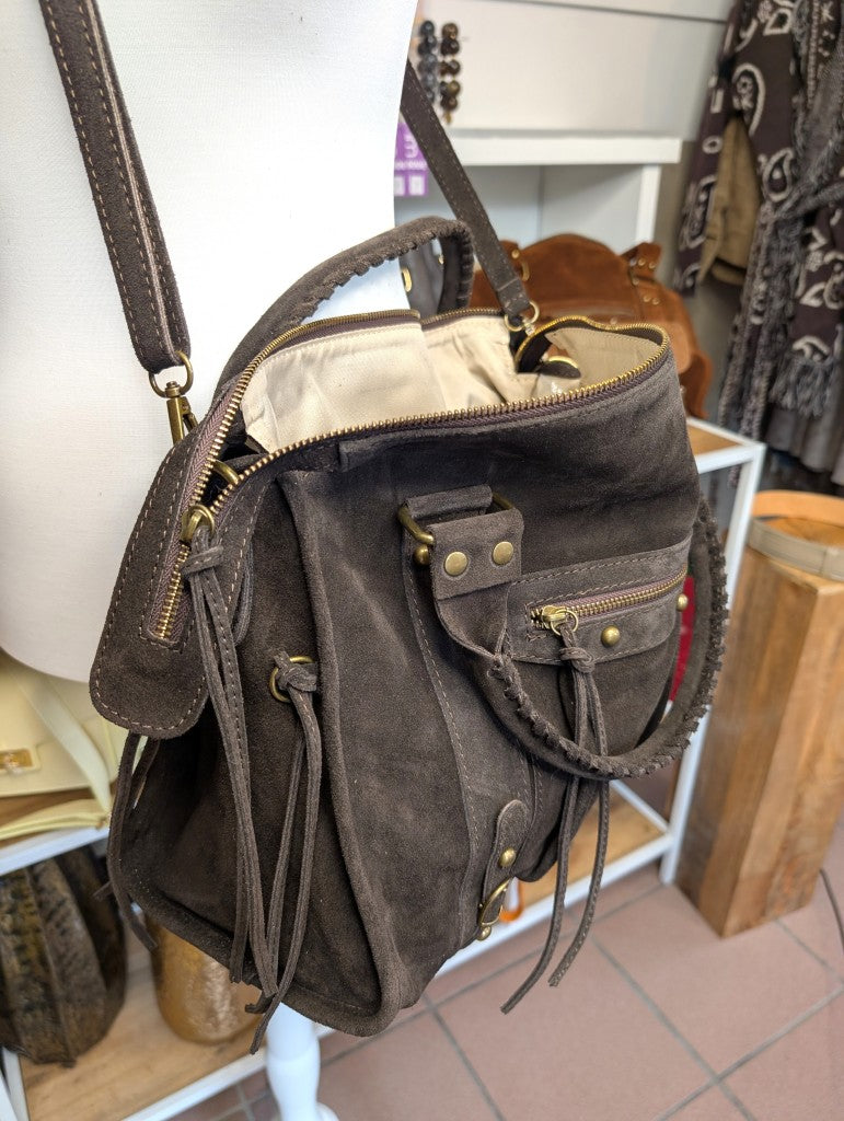 Elegante geräumige Wildledertasche im angesagten Balenciaga City Bag Stil - hochwertige Verarbeitung mit charakteristischen Fransen und Beschlägen in Antik Gold.