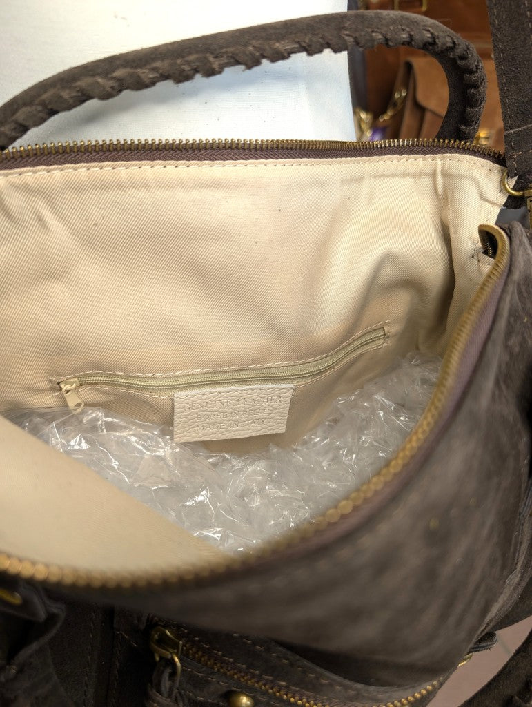 Elegante geräumige Wildledertasche im angesagten Balenciaga City Bag Stil - hochwertige Verarbeitung mit charakteristischen Fransen und Beschlägen in Antik Gold.