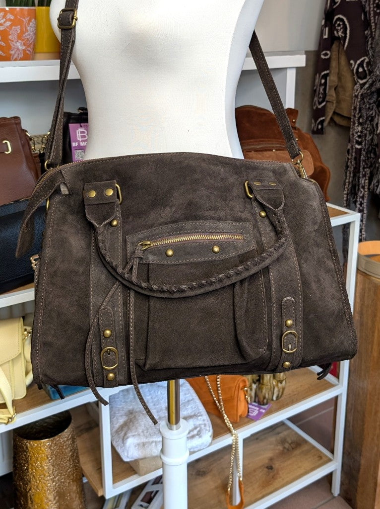 Elegante geräumige Wildledertasche im angesagten Balenciaga City Bag Stil - hochwertige Verarbeitung mit charakteristischen Fransen und Beschlägen in Antik Gold.