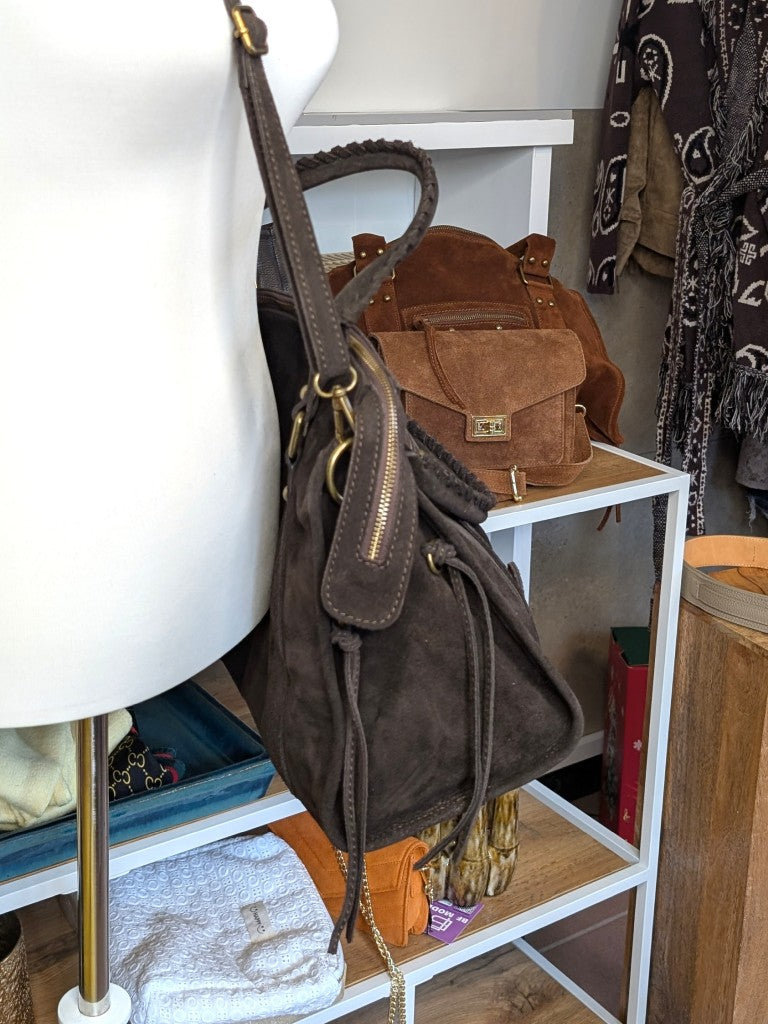 Elegante geräumige Wildledertasche im angesagten Balenciaga City Bag Stil - hochwertige Verarbeitung mit charakteristischen Fransen und Beschlägen in Antik Gold.