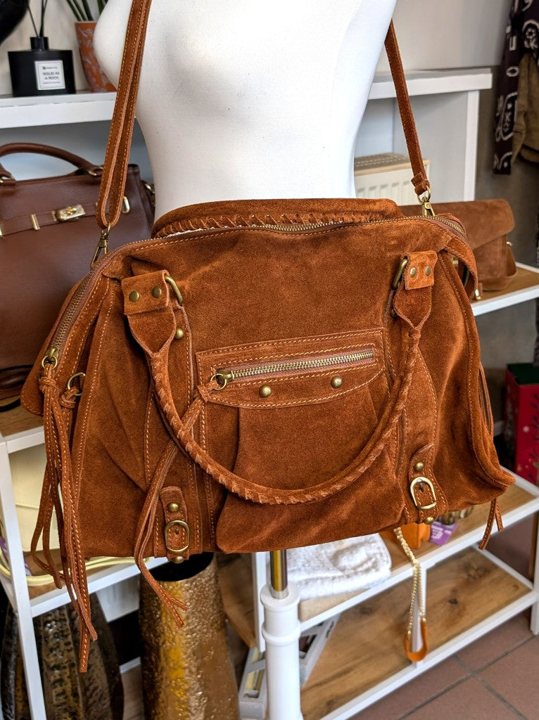 Elegante geräumige Wildledertasche im angesagten Balenciaga City Bag Stil - hochwertige Verarbeitung mit charakteristischen Fransen und Beschlägen in Antik Gold.