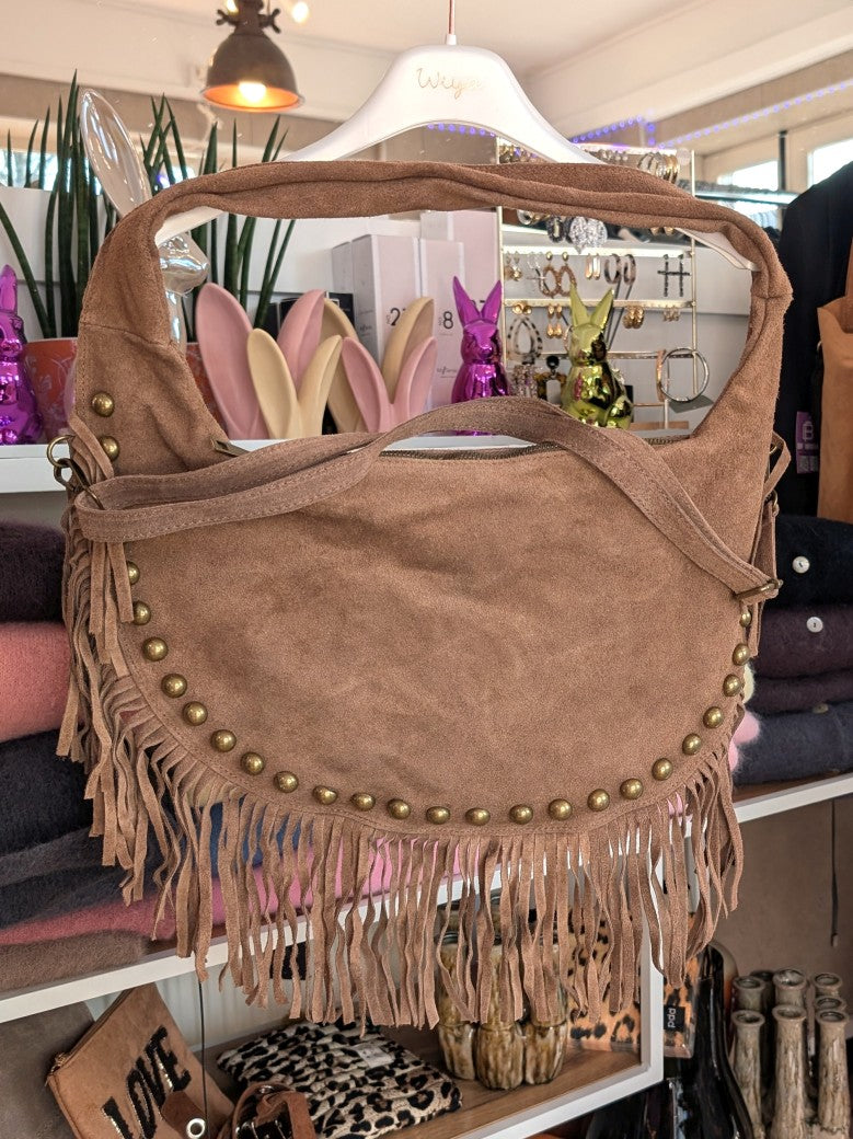Elegante Wildledertasche in Taupe Braun aus Italien mit charaktervollem Fransen-Design und harmonischen Goldnieten. 44x25cm für ausreichend Platz im Alltag!