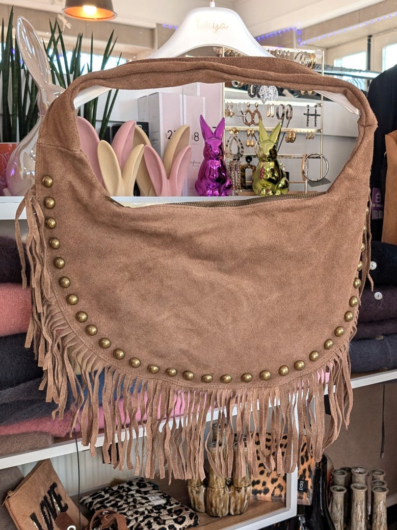 Elegante Wildledertasche in Taupe Braun aus Italien mit charaktervollem Fransen-Design und harmonischen Goldnieten. 44x25cm für ausreichend Platz im Alltag!